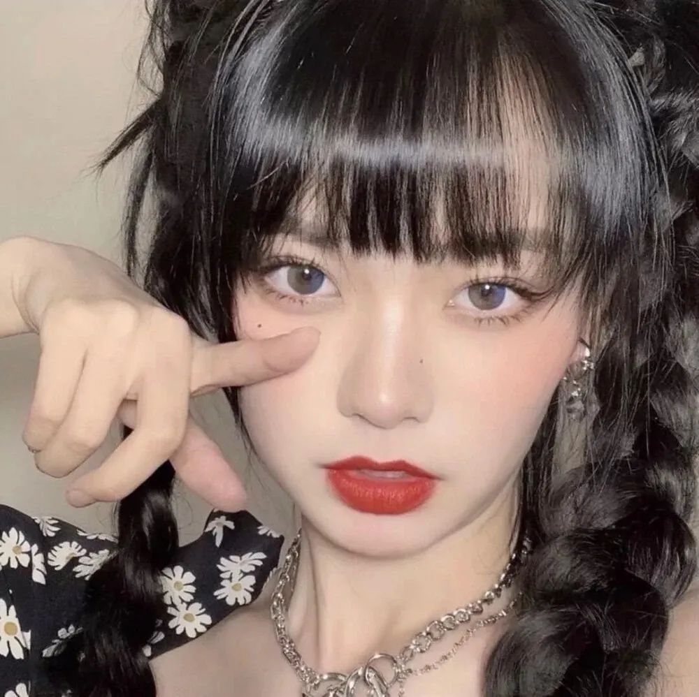穿成炮灰后,居然和疯批反派绑定了